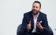 Albán es ingeniero en Gestión Empresarial Internacional y máster en Políticas y Gestión Pública.