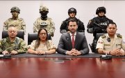 La ministra de Gobierno, Zaida Rovira, y el presidente de la Asamblea, Niels Olsen, estuvieron acompañados de policías y militares durante la cadena nacional.