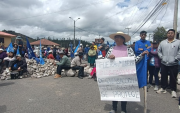 Protesta de comunidades campesinas cierran el principal acceso a la ciudad de Cuenca, exigen que se de baja la licencia ambiental otorgada al proyecto Loma Larga