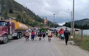 La vía Cuenca- Girón- Pasaje está cerrada en Giron y Tarqui. Decenas de viajantes hacen trasbordos para llegar a Cuenca.