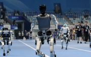 Robots humanoides compiten en pruebas de velocidad, kung-fú y tareas médicas en los Juegos Olímpicos tecnológicos de Pekín.