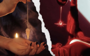 Una visitante observa piezas de arte ritual durante ELIXIR, feria que propone una experiencia sensorial entre lo erótico y lo espiritual.