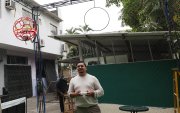 Uno de los organizadores durante una demostración del Drone Soccer en Ecuador.