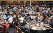 Finalistas del hackIAthon presentan sus agentes de inteligencia artificial ante el jurado en el auditorio de UTEG, Guayaquil.