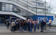 Afectados por el cierre de la Cooperativa CREA llegaron a la oficina matriz en Cuenca para solicitar información del traspaso de sus dineros a otras entidades financieras.