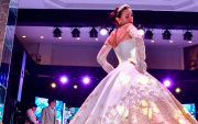 El evento incluyó desfiles de trajes de novia.