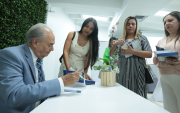 Luego de la presentación, Abelardo García Calderón procedió a la firma de ejemplares.
