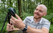 Brent Pease, profesor adjunto de la Facultad de Silvicultura y Horticultura de la Universidad del Sur de Illinois muestra un BirdWeather.