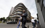 Los bajos de los edificios lucen descuidados. La zona antes comercial tiene más locales cerrados.
