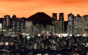 El pico del monte Fuji puede verse sobre los rascacielos Shinjuku en Tokio al amanecer el miércoles 27 de diciembre de 2006.