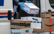 Paquetes internacionales en un centro de distribución, listos para pasar por nuevos controles aduaneros en Estados Unidos tras el fin de la exención arancelaria.