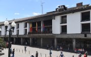 La fachada del Municipio de Quito, en donde trabajan el alcalde y concejales, que ganan alrededor de 2.530 dólares mensuales.