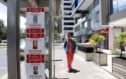 Los venezolanos en Ecuador colocan afiches de búsqueda de Maduro en varias zonas de Quito.