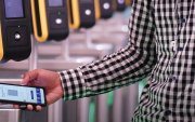 Los usuarios pueden descargar la aplicación del Metro de Quito para pagar la tarifa y viajar en el sistema.