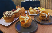 Cuatro emprendimientos guayaquileños han llevado el cinnamon roll a otro nivel, fusionando tradición, creatividad y sabores únicos.