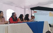 Estudiantes de la Universidad de Cuenca instalaron una asamblea ciudadana en defensa del agua para analizar el informe ambiental de Etapa EP sobre el proyecto Loma Larga.