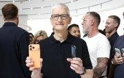 El director ejecutivo de Apple, Tim Cook, sostiene los nuevos iPhone 17 Pro y iPhone 17 Air de Apple en un evento de lanzamiento de productos de Apple en el campus de Apple Park en Cupertino, California, EE. UU., el 9 de septiembre de 2025.