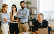 En el mobbing vertical ascendente los empleados son los que agreden al jefe.
