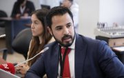 El 1 de marzo de 2024, Andrés Alprecht (d), entonces subsecretario de Planificación y Economía de Defensa en su comparecencia ante la Comisión de Régimen Económico de la Asamblea.