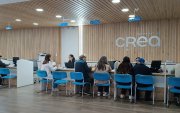 Socios de la Cooperativa CREA asisten a realizar preguntas sobre sus valores pendientes de pago en la oficina central de Cuenca.