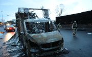 Integrantes del Ejercito mexicano resguardan la zona del accidente de un camión de gas este miércoles, en la Ciudad de México (México). Las autoridades mexicanas informaron este jueves que la cifra de fallecidos por la explosión de una pipa de gas ocurrida en Iztapalapa, en el sur de la capital mexicana, se elevó a seis mientras que los heridos en estado crítico son 23. EFE/ Mario Guzmán