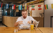 Ibai Llanos probando el encebollado ecuatoriano.