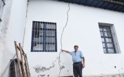 El propietario de la casa patrimonial muestra las grietas que se han formado. Cuando llueve hay temor.