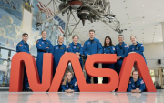 La NASA presentó a los 10 nuevos astronautas que iniciarán entrenamiento para misiones lunares, marcianas y en la EEI.