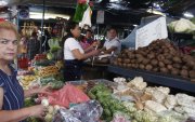 Guayaquil. Una comerciante y una clienta en el mercado ubicado en las calles Gómez Rendón y Abel Castillo.