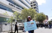 Simpatizantes al oficialismo se concentraron en los exteriores de la Corte Constitucional del Ecuador en los últimos días para exigir un fallo favorable a la convocatoria a la Constituyente.
