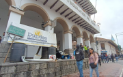 Activistas defensores del agua de Cuenca hasta la Gobernación del Azuay y dejaron desechos como protesta.
