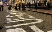 Manifestantes de Cuenca dieron reprimidos con violencia luego de pintar la frase "fuera Noboa" sobre la calle.