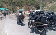 Personal policial acudió hasta la zona de protesta en Molleturo, parroquia de Cuenca, este martes 30 de septiembre.