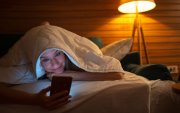 Estudios realizados en España y Reino Unido revelan que el uso nocturno del celular deteriora el sueño y aumenta la ansiedad.