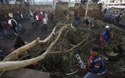 Ciudadanos usan bicicletas para movilizarse y poder saltar las vías cerradas en el Norte de Ecuador.