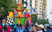 Sitios turísticos y hechos históricos fueron representados en el desfile de carros alegóricos, que se realizó en el bulevar 9 de Octubre.