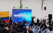 El presidente Daniel Noboa durante la entrega de laboratorios tecnológicos en la Unidad Educativa Manuel J. Calle, en Cuenca.