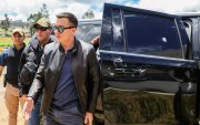 El auto del presidente Daniel Noboa fue atacado por una turba de manifestantes que le le lanzaron piedras.