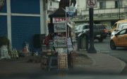 En un quiosco de venta de productos de la calle se expenden diarios, dulces, lotería, entre otros productos.