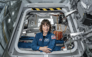 Christina Koch será la primera mujer en caminar sobre la Luna como parte de la misión Artemis III.