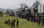 El convoy humanitario, escoltado por militares, avanza hacia Ibarra en medio de las manifestaciones