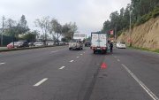 La AMT no reportó cierres viales por protestas en Quito este 16 de octubre. Los agentes controlaron el paso en la av. Simón Bolívar y detectaron un vehículo averiado.