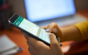 El resumen de mensajes utiliza la Inteligencia Artificial de MetaAI para generar una síntesis en viñetas de los mensajes no leídos en chats de WhatsApp.