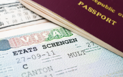 La carta de invitación debe ser tramitada por un residente en España y presentada junto con la solicitud de visa.
