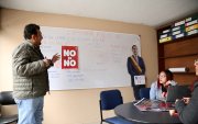 Planificación. En la central de Unidad Popular, sus militantes se unen a elaborar los contenidos que difundirán y las frases que usarán en la campaña electoral.