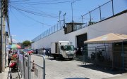 La calle De Las Toronjas está vallada. Cuando hay amotinamientos en la cárcel de El Inca, los negocios cierran su puertas.