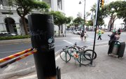 En la esquina de avenida Malecón y República de Guayaquil, frente al Municipio, está uno de los tótems mecánicos que no se pueden utilizar.