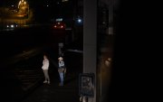 A las personas que esperan el bus en el sector de Chaupimolino solo los ilumina el faro de los vehículos que circulan por la vía.