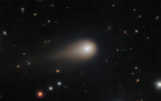 El Telescopio Espacial Hubble fue crucial para capturar imágenes de alta resolución de la fragmentación del núcleo del Cometa ATLAS, revelando el proceso de desintegración cometaria.