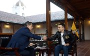 El presidente Daniel Noboa saluda con el periodista Fernando del Rincón.
